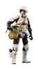 A Star Wars Scout Trooper action figure holding a bag with Grogu inside. Náhled obrázku produktu
