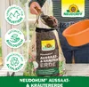 A person is shown scooping soil from a bag of Neudorff NeudoHum Aussaat- und KräuterErde into an orange pot. Produktbild-Vorschau