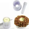 A kitchen tool for cutting onions into a flower shape, shown with a prepared blooming onion. Voir les images du produit