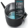 A close-up view of a black electric kettle, with a split image showing the interior and marketing text on the right side. Produktbild-Vorschau