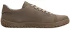 Auf dem Bild ist ein brauner Freizeitschuh zu sehen der von der linken Seite abgebildet ist Der Schuh hat eine weiße Sohle und sieht bequem aus Produktbild-Vorschau
