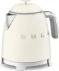 A studio shot of a beige Smeg electric kettle. Voir les images du produit