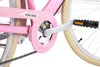 A close-up view of a pink bicycle's crankset, chain, and pedal. Produktbild-Vorschau