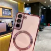 A close-up shot of the back of a pink smartphone case with a metallic red border, featuring a camera module and a circular magnetic ring. Anteprima dell’immagine prodotto