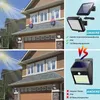 A split image showing two different solar lamp installations on a house, with feature comparisons on the right. Produktbild-Vorschau