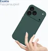A hand holding a green phone case with a camera cutout. Produktbild-Vorschau
