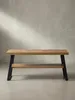 Nahaufnahme der Kantenverarbeitung und der Befestigung des Metallbeins an der 4 cm dicken Sitzfläche mit Eichen-Finish._#sku_SAFWL6.977# Produktbild-Vorschau