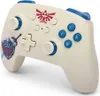 A white Nintendo Switch controller with blue accents and The Legend of Zelda branding. Anteprima dell’immagine prodotto
