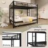 A black metal bunk bed with a pull-out trundle bed, set up in a child's bedroom with decorative elements. Produktbild-Vorschau