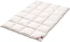 A white down comforter is laid out flat on a white background, with a small Canadian flag tag visible on one corner. Produktbild-Vorschau