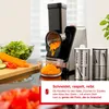 A food processor with various attachments and ingredients like carrots and lettuce are displayed on a kitchen counter. Anteprima dell’immagine prodotto