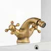 A close-up studio shot of a vintage-style bidet faucet. Anteprima dell’immagine prodotto