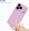 A hand holding a purple phone case with a camera cutout. Produktbild-Vorschau
