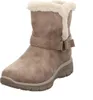 A single taupe winter boot with cream faux fur trim and a decorative strap with a buckle. Voir les images du produit