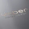A close-up of the Yaber logo and the word PROJECTOR embossed on a gray surface. Anteprima dell’immagine prodotto