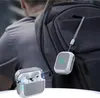 A person wearing a backpack with an earbud case attached. Produktbild-Vorschau