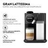 A black Nespresso coffee machine with a glass of latte and a milk carafe, accompanied by marketing text and icons. Produktbild-Vorschau