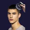 Schwarzer Kopfhautmassager mit klaren Silikonborsten, verwendet auf kurzen dunklen Haaren einer Person Voir les images du produit
