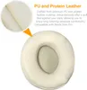 A close-up of a white ear pad for headphones, with a magnified inset showing the texture of the material and descriptive text about its features. Náhled obrázku produktu