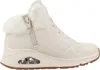 A side view of a beige Skechers Uno sneaker with white fur trim. Voir les images du produit
