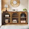 A console table with decorative items in a hallway. Voir les images du produit