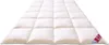 A white down comforter is laid out on a white background, showing its quilted pattern. A small Canadian flag tag is visible on the bottom right corner. Produktbild-Vorschau
