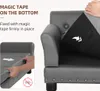 Close-up of a person's hands attaching a cover to a pet sofa using magic tape. Voir les images du produit