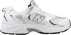 A side view of a single New Balance sneaker. Voir les images du produit