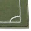 A close-up view of a green rug with white lines indicating a corner of a sports field. Anteprima dell’immagine prodotto
