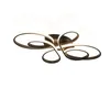 A modern, abstract ceiling light with swirling, ribbon-like arms illuminated by LED lights, set against a plain white background. Voir les images du produit