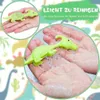 Hellgrünes Dinosaurierspielzeug, das mit Seife und Wasser in den Händen einer Person gewaschen wird Produktbild-Vorschau