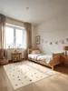 A child's bedroom with a bed, rug, and window. Anteprima dell’immagine prodotto