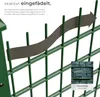 A close-up of a green fence with a gray privacy strip being threaded through it, illustrating its installation. Náhled obrázku produktu