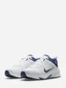 A pair of white and blue Nike shoes are shown from a side-angle on a white background. Voir les images du produit
