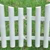 A close-up view of a white plastic garden fence installed in green grass. Anteprima dell’immagine prodotto