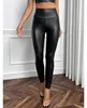Schwarze hoch taillierte Leggings aus Kunstleder, getragen von einer Person, kombiniert mit einem schwarzen Crop Top und transparenten High Heel Sandalen Produktbild-Vorschau