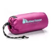 A rolled-up pink microfiber towel with a teal logo and drawstring closure. Produktbild-Vorschau