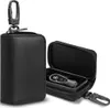 A black leather key pouch is shown open and closed, with a car key inside the open pouch. Anteprima dell’immagine prodotto