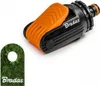 A product shot of a hose connector and a branded tag. Voir les images du produit