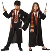 Junge und Mädchen zeigen das Harry Potter Gryffindor Kinderkostüm mit schwarzem Umhang, Schal, Krawatte und Zauberstab. Náhľad obrázku produktu