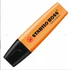 A single orange highlighter pen with a black cap, lying on a white background. Anteprima dell’immagine prodotto