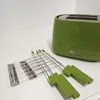 A green De Longhi toaster and its accessories are displayed on a white countertop. Podgląd zdjęcia produktu