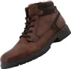 Auf dem Bild ist ein brauner Stiefel zu sehen der eine robuste und rustikale Optik hat. Der Stiefel wird von der Seite präsentiert wodurch die Schnürung und die Form gut zur Geltung kommen. Produktbild-Vorschau