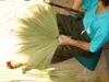 Kehrbesen aus Palmenfasern mit stabilen Bambusstiel 1 Produktbild-Vorschau 2