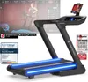 A modern treadmill with a screen displaying a running simulation and various metrics, along with product certifications and app store logos. Produktbild-Vorschau