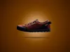 W Circuit 2 Schuhe von Black Diamond in rot mit schwarzer Sohle; schwebend vor einem braunen Hintergrund. Produktbild-Vorschau