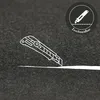 Rasenteppich wird mit einem Cuttermesser zugeschnitten Produktbild-Vorschau