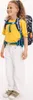 A young girl wearing a yellow t-shirt and white pants, with a backpack on her back. Voir les images du produit