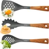 Three kitchen utensils are displayed against a white background, each with a food item next to it: a slotted spatula with a fried egg, pasta tongs with fettuccine, and a slotted spoon with cauliflower. Anteprima dell’immagine prodotto