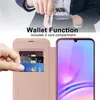 A person's hand inserts cards into a pink phone case with a phone inside. Produktbild-Vorschau